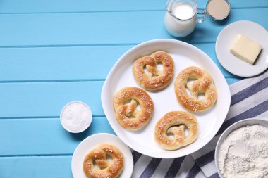 Lezzetli krakerler ve malzemeler açık mavi ahşap masa, düz yatak. Metin için boşluk