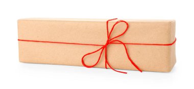 Kraft kağıdına sarılı hediye, yay beyaza izole edilmiş.