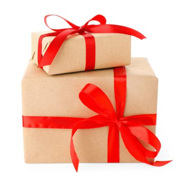 Kraft kağıdına sarılı iki hediye kutusu beyaza izole edilmiş.