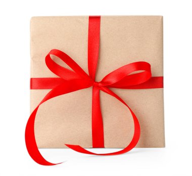 Kraft kağıdına sarılı hediye, yay beyaza izole edilmiş.