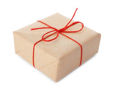 Kraft kağıdına sarılı hediye, yay beyaza izole edilmiş.