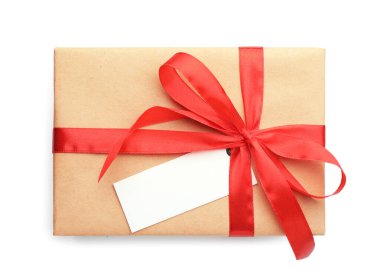 Kraft kağıdına sarılı bir hediye. Yay ve kart beyaz, üst görünümde izole edilmiş.