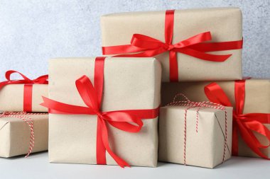 Bir sürü hediye kutusu krank kağıdına sarılıp ışık masasına konmuş.