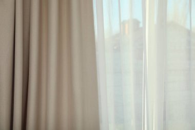 İçeride zarif perdeleri olan bir pencere. İç öge