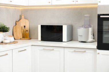 Mutfak tezgahında kapalı mikrodalga fırın.