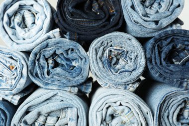 Arka plan olarak farklı modaya uygun kot pantolon, üst görünüm