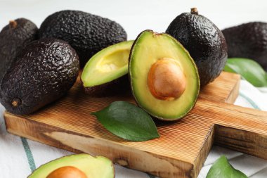 Avokadoların tamamı masada, yakın plan.