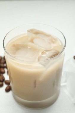 Bardakta kremalı kahve likörü ve beyaz masada fasulye, yakın plan.