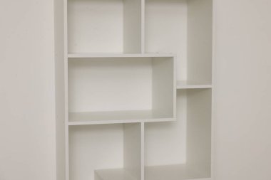 Boş raf ünitesi ışık duvarının yanında, kapalı.