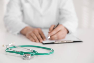 Doktor çalışıyor ve steteskop hastanedeki masada, seçici odaklanma