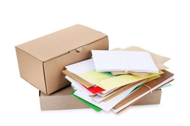 Beyaz zemin üzerinde farklı kağıt zarflar ve paketler yığını. Postane