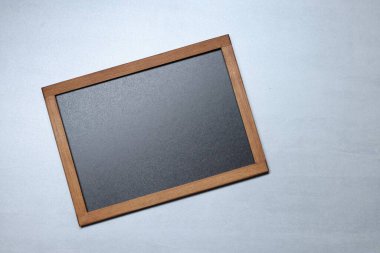 Gri arkaplanda boş küçük karatahta, üst görünüm