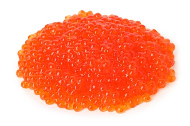 Beyaz üzerine izole edilmiş lezzetli kırmızı havyar yığını.