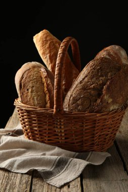 Tahta masadaki sepetin içinde farklı somunlar.