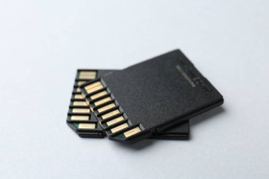 Beyaz arkaplanda iki SD hafıza kartı, yakın plan