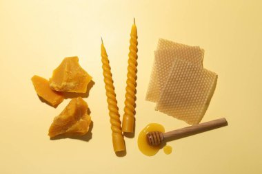 Güzel balmumu mumlar, ballı cips, bej arka planda parça ve yaprak balmumu, düz uzanmış