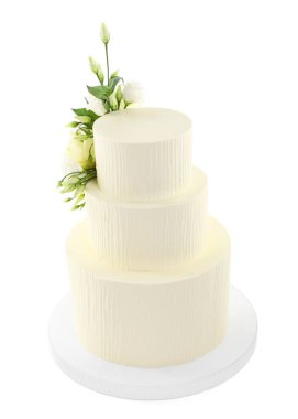 Beyaz çiçeklerle süslenmiş nefis düğün pastası.