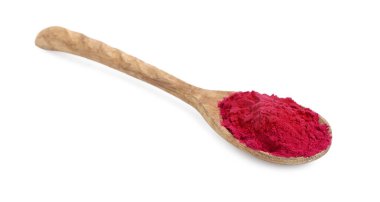 Süper gıda ürünü. Kaşık içindeki pancar tozu beyaza izole edilmiş.