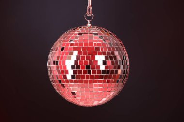 Koyu arkaplanda parlak bir disko topu