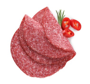 Lezzetli tütsülenmiş sosis, biberiye ve biber biberi dilimleri beyaza izole edilmiş.