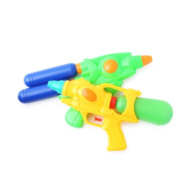 Parlak plastik su tabancaları beyaz, üst görünümde izole.