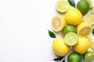Beyaz arka planda taze limonlar ve limonlar. Metin için boşluk