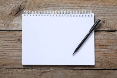 Kalem ve açık defter ahşap masa, üst görünüm