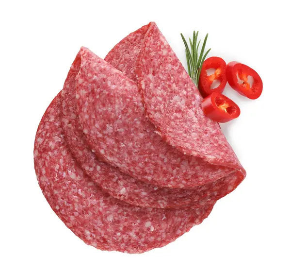 Lezzetli tütsülenmiş sosis, biberiye ve biber biberi dilimleri beyaza izole edilmiş.