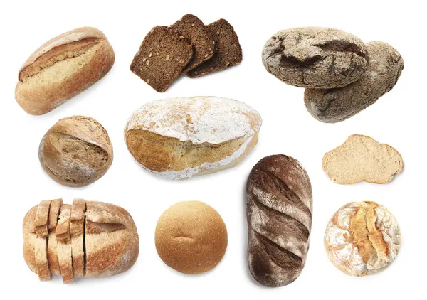 Beyaz, üst görünümde izole edilmiş farklı ekmek türleri