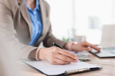 Ofiste çalışan profesyonel bankacı, yakın plan.