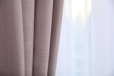 Zarif perdeleri olan pencere, yakın çekim manzarası.