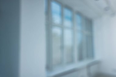 Pencereli yeni boş odanın bulanık görünümü