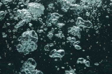 Siyah arkaplanda birçok su kabarcığı, yakın plan