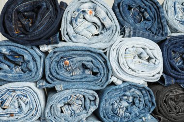 Arka plan olarak farklı modaya uygun kot pantolon, üst görünüm