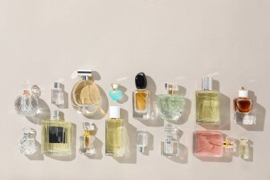 Bej arka planda çeşitli parfümler, düz yatak. Metin için boşluk