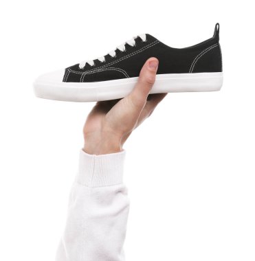 Beyaz arka planda şık spor ayakkabılı adam, yakın plan.