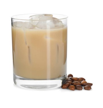 Bardakta kremalı kahve likörü ve beyaz üzerine izole fasulye.