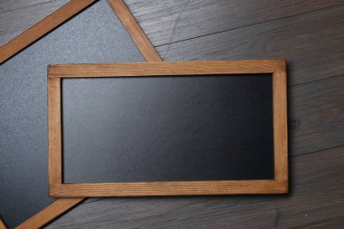 Ahşap zemin üzerinde boş küçük tahtalar, üst görünüm