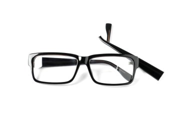 Kırık mercekli gözlük ve tapınak beyaza izole edilmiş.