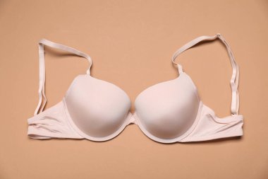 Bej arka planda güzel bir sütyen, üst manzara