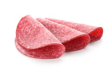 Beyaz üzerine izole edilmiş lezzetli füme sosis dilimleri.