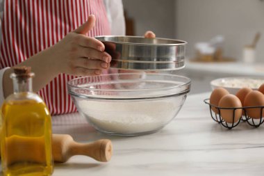 Khinkali yapıyorum. Mutfaktaki masada un yiyen kadın, yakın plan.