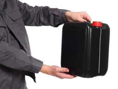 Beyaz arka planda plastik kutu tutan adam, yakın plan.