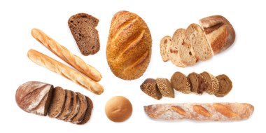 Beyaz, üst görünümde izole edilmiş farklı ekmek türleri