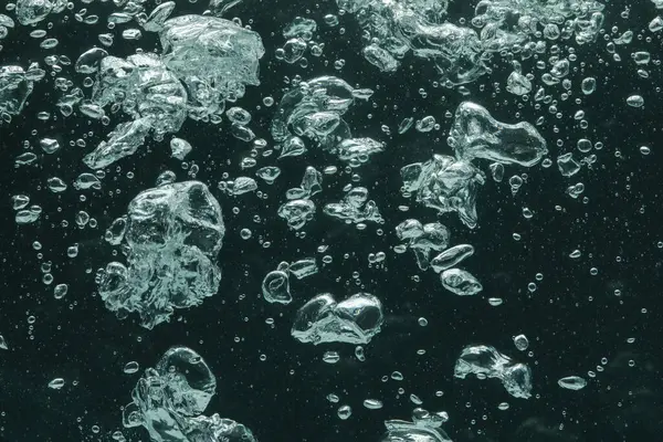 Siyah arkaplanda birçok su kabarcığı, yakın plan