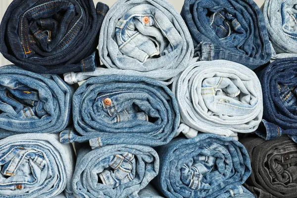 Arka plan olarak farklı modaya uygun kot pantolon, üst görünüm