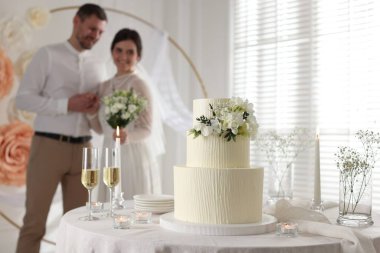 Mutlu evli çift içeride, düğün pastasına ve masadaki şampanya bardaklarına odaklan.