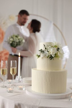 Mutlu evli çift içeride, düğün pastasına ve masadaki şampanya bardaklarına odaklan.