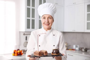 Mutfakta tatlıları olan profesyonel pasta şefi.