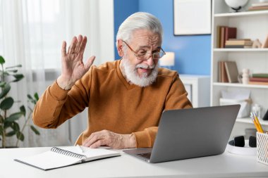 Son sınıf öğrencisi içeride öğretmeniyle online ders alıyor. Kendi kendine çalışma.